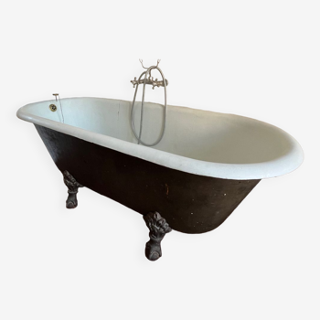 Enamelled cast iron bathtub and brass faucet