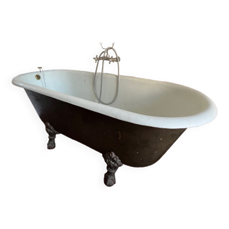 Enamelled cast iron bathtub and brass faucet