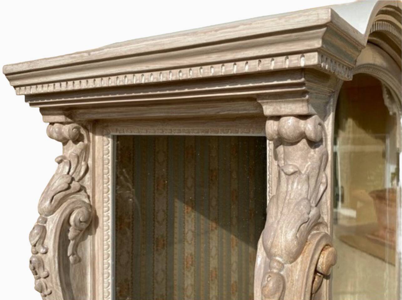 Vitrine laquée style Louis XVI