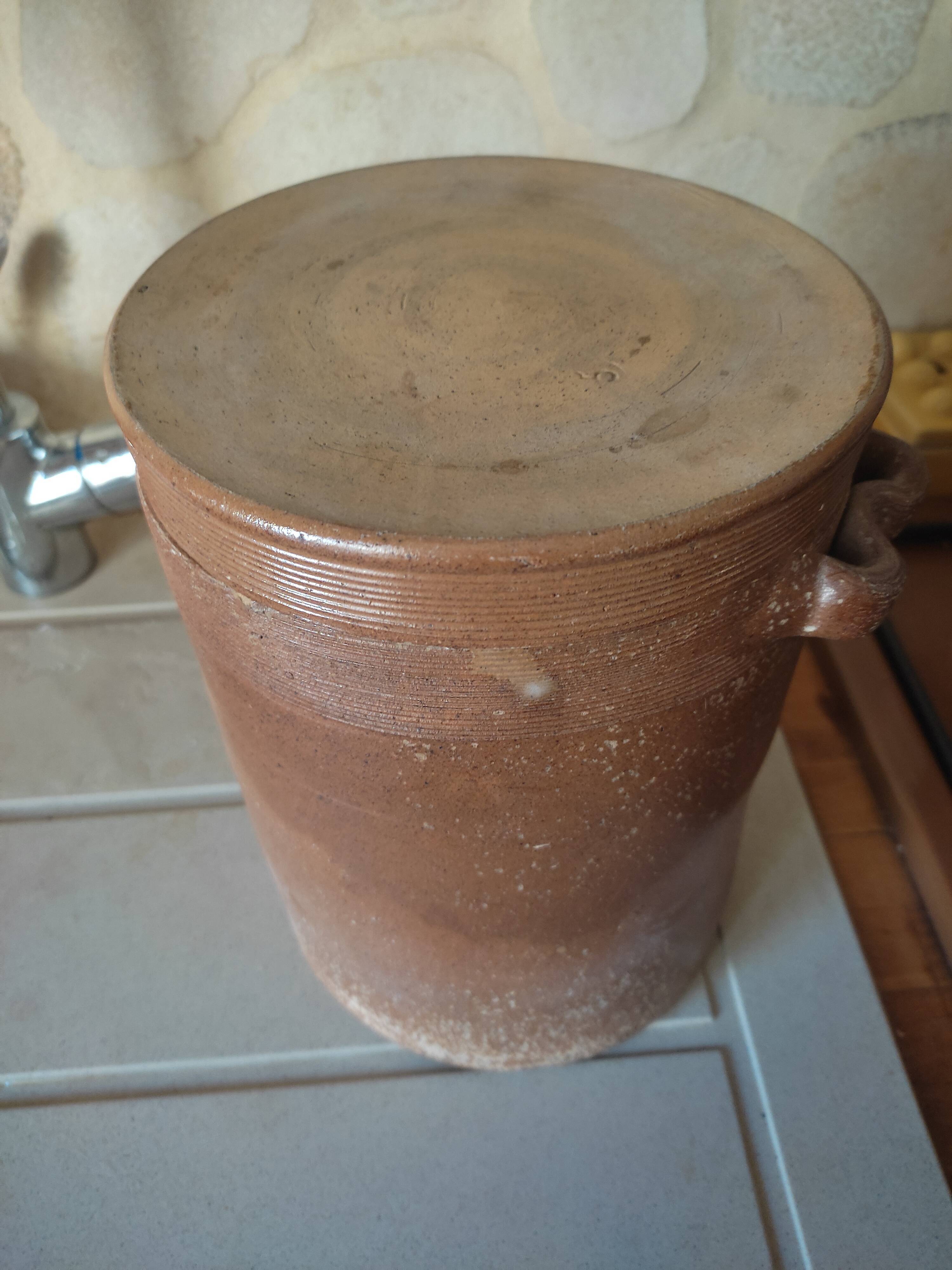 Sandstone condiment pot