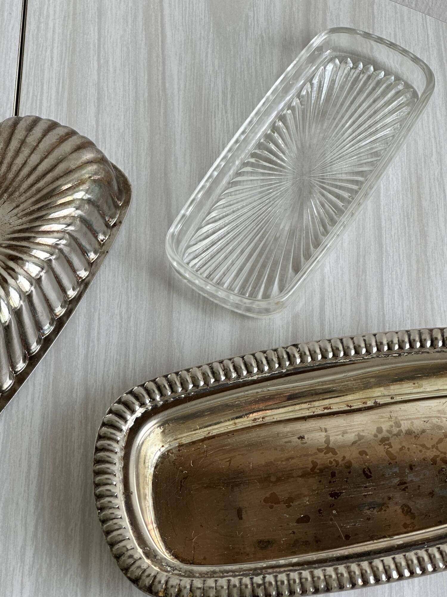 Old English butter dish in silver-plated metal and chiseled crystal.