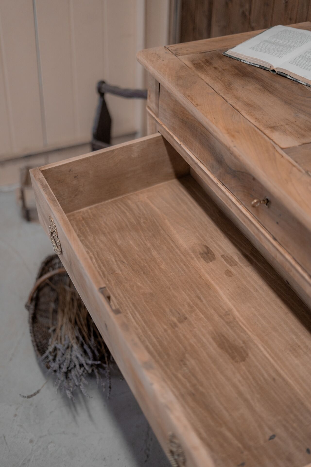 Commode en noyer massif