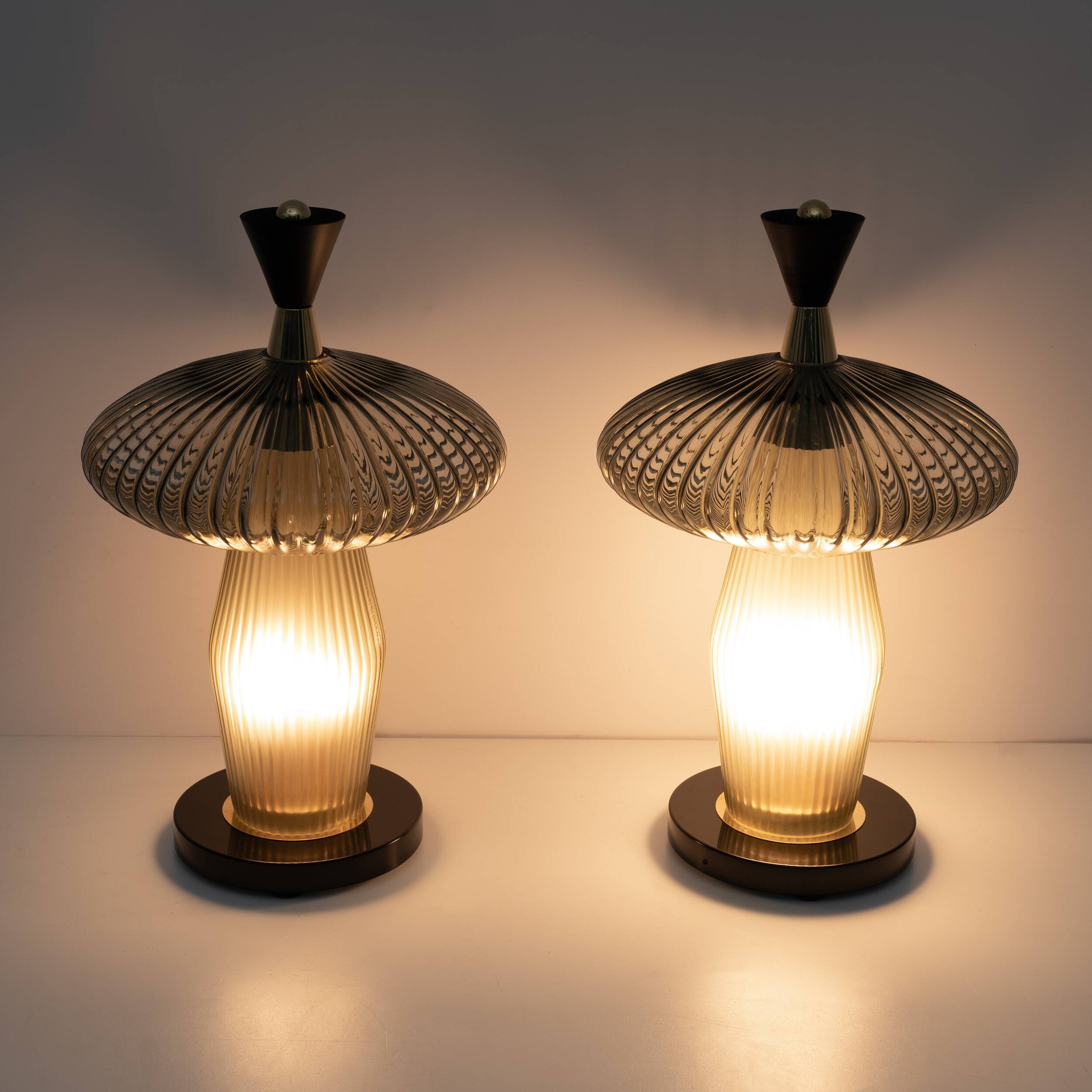 Paire de lampes de table en forme de champignon en verre de Murano et laiton