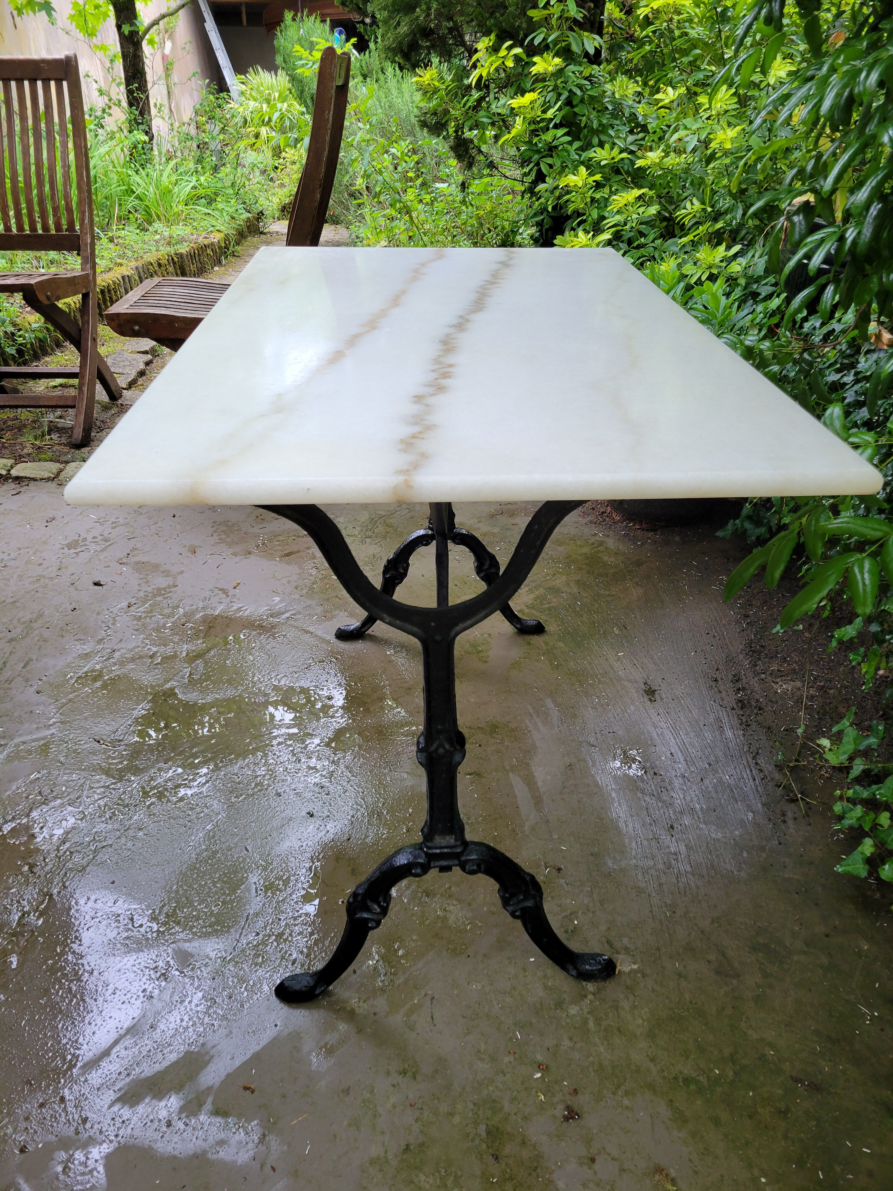 Bistro table in Carrara marble and cast iron, circa 1900.