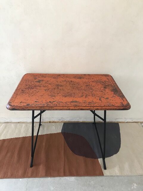 Foldable garden table
