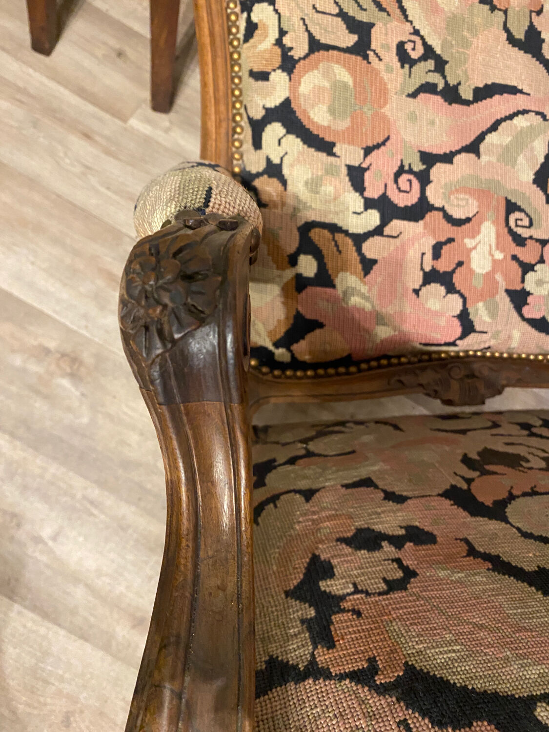 Fauteuil en noyer style Louis XV