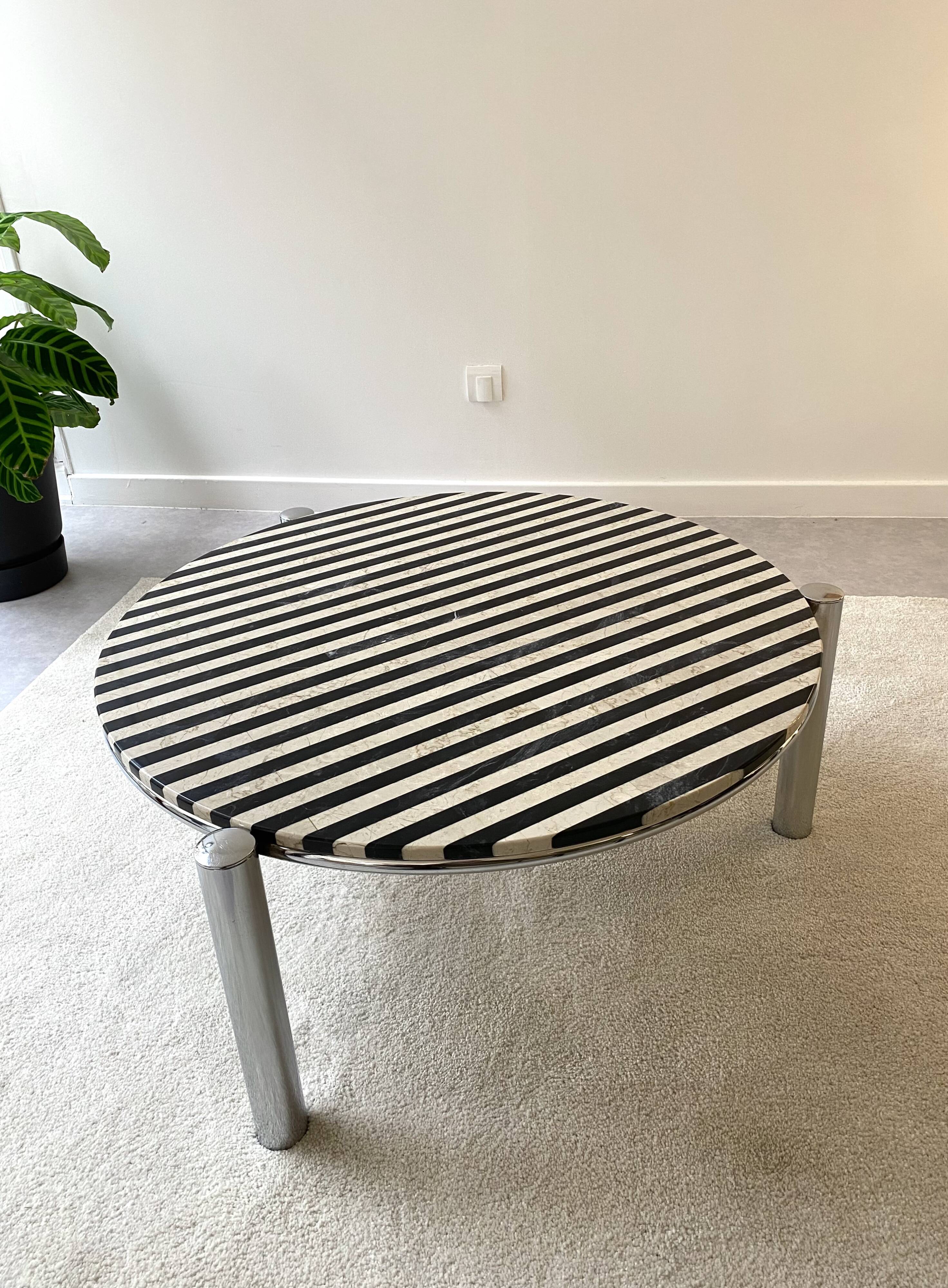 Table basse tripode, plateau en marbre crème et noir, vintage 1970