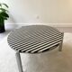 Table basse tripode, plateau en marbre crème et noir, vintage 1970