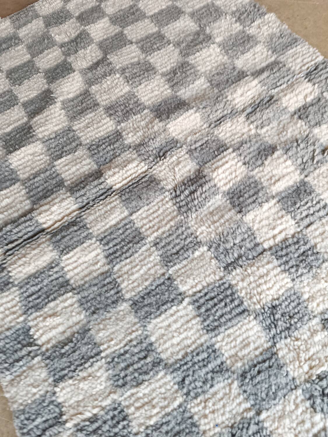 Béni Ouarain rug white gray checkerboard