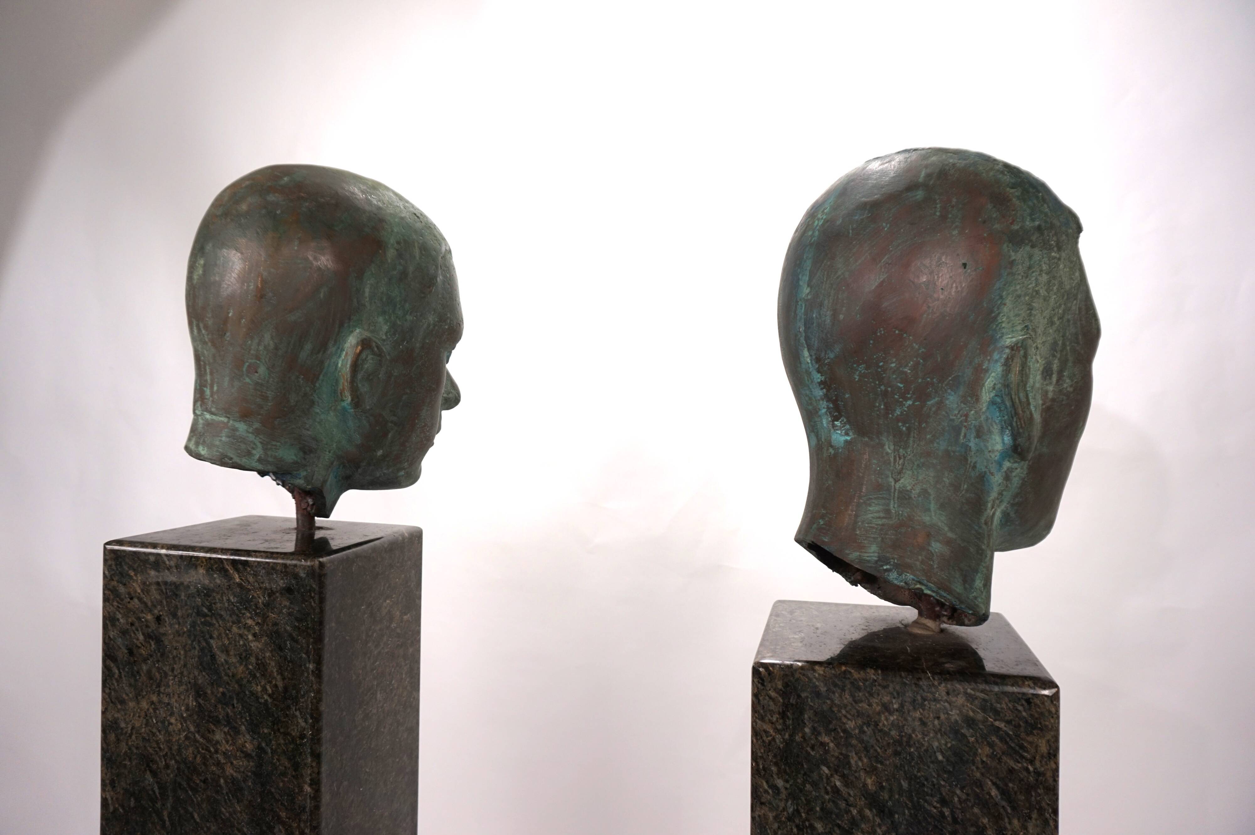 Ensemble de deux bustes en bronze sur stèles en granit par un élève de Georg Kolbe, 1925