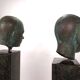 Ensemble de deux bustes en bronze sur stèles en granit par un élève de Georg Kolbe, 1925