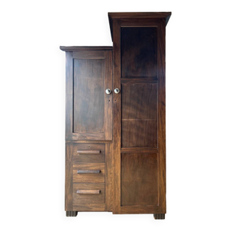 Armoire parisienne asymétrique