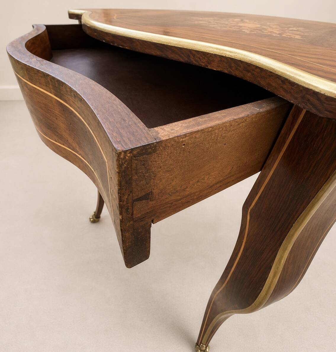 Petite table d’appoint – Époque Napoléon III, style Louis XV