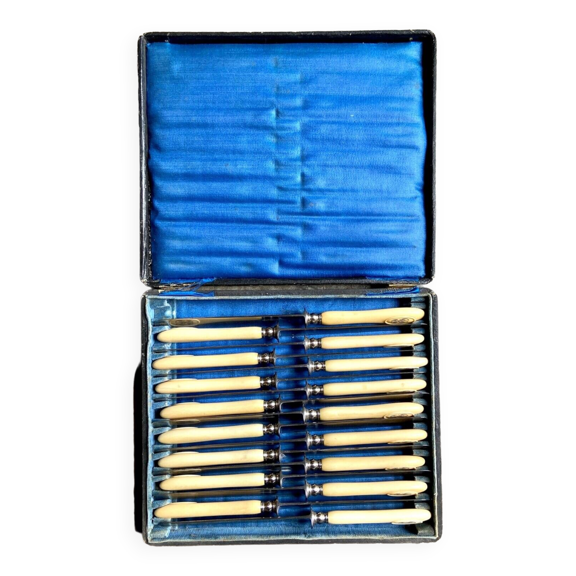 17 knives in steel, silver and monogrammed bone JE, late nineteenth century