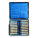 17 couteaux en acier, argent et os monogrammé JE, fin XIXème siècle