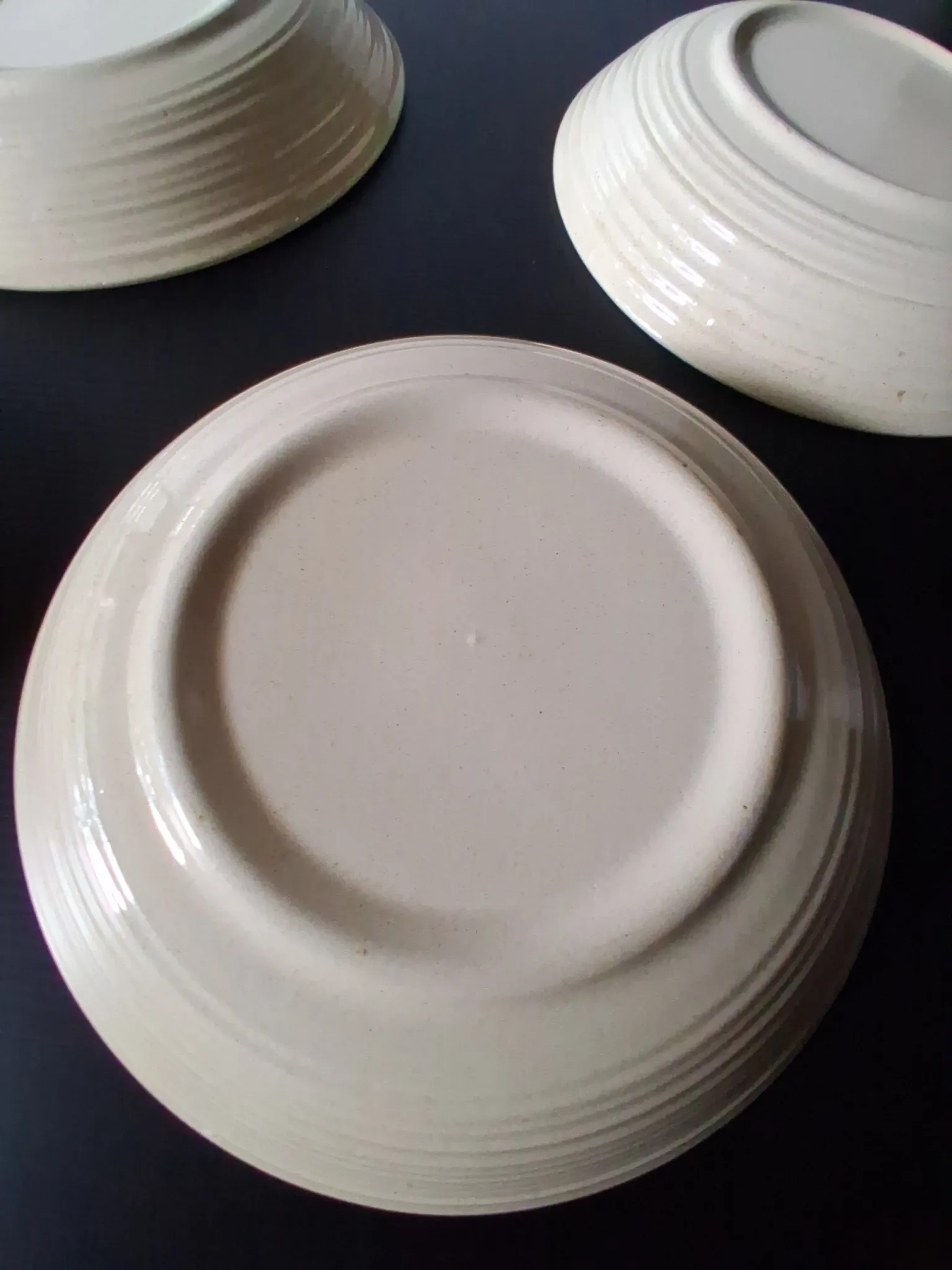 6 beige ceramic deep plates in very good condition.