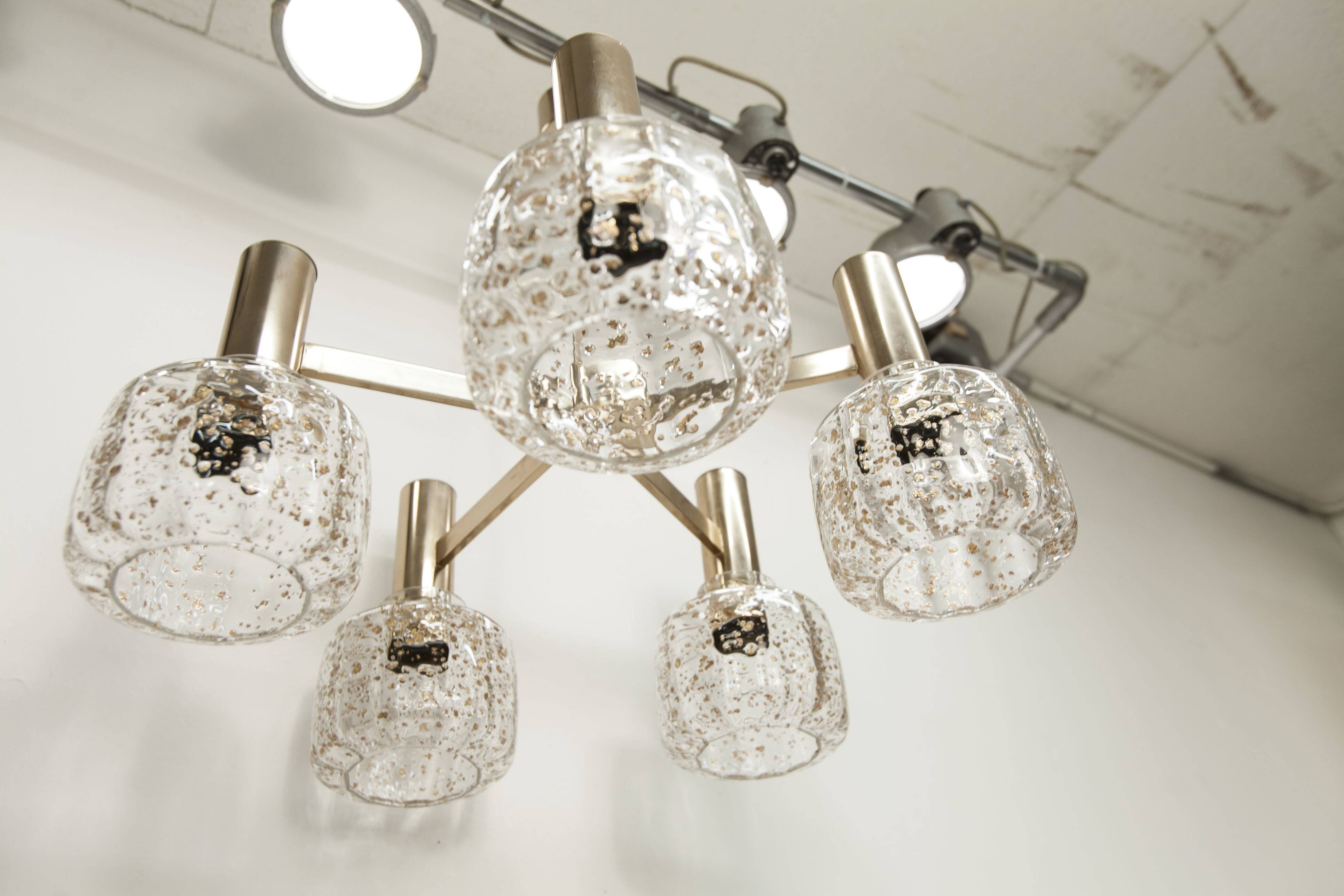 Lustre 5 branches doré et verre soufflé à paillettes dorées 1960