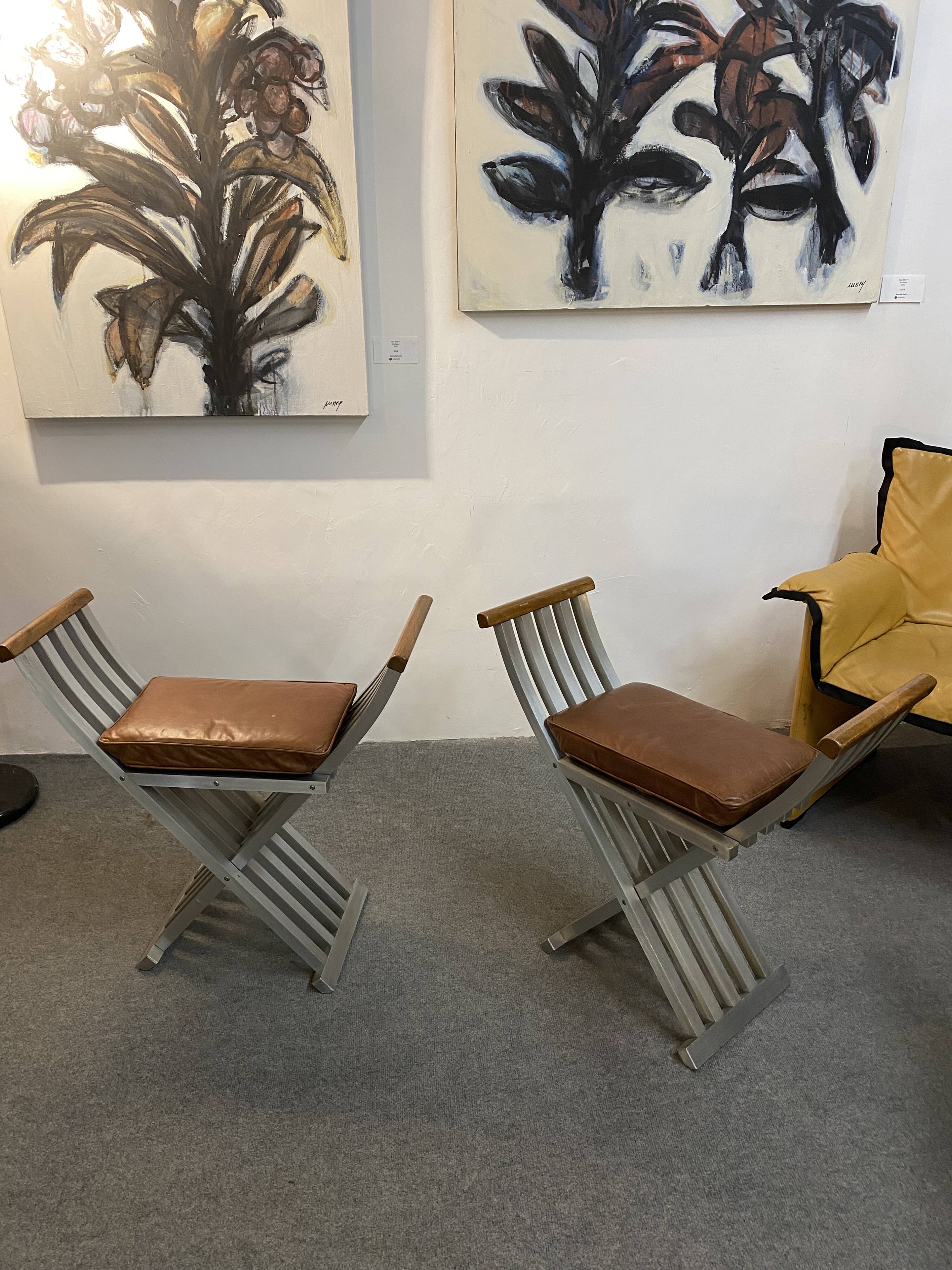 Pair of curule chairs designed by John Vesey, 1958, USA, brushed aluminum, walnut and leather