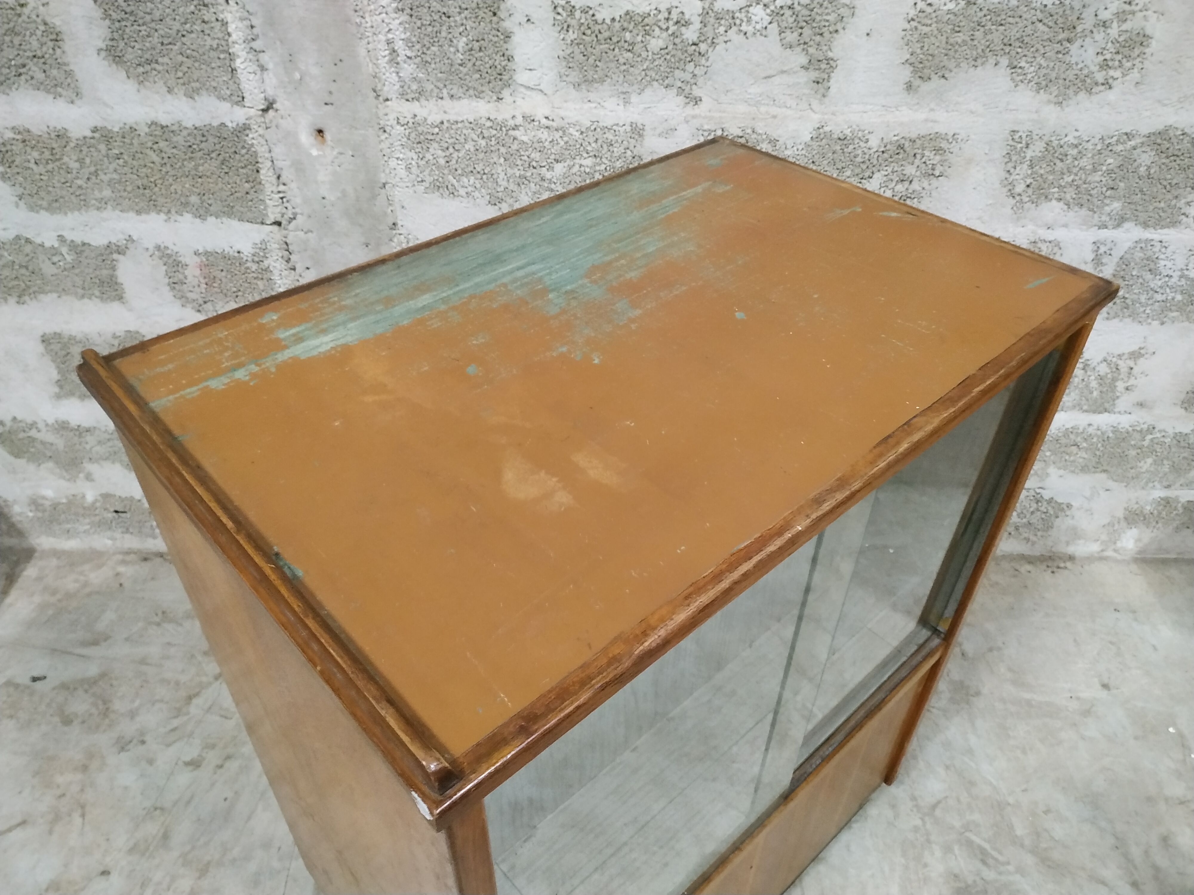 Former cash vitrine store counter