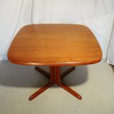 Scandinavian expandable central square table in teak
