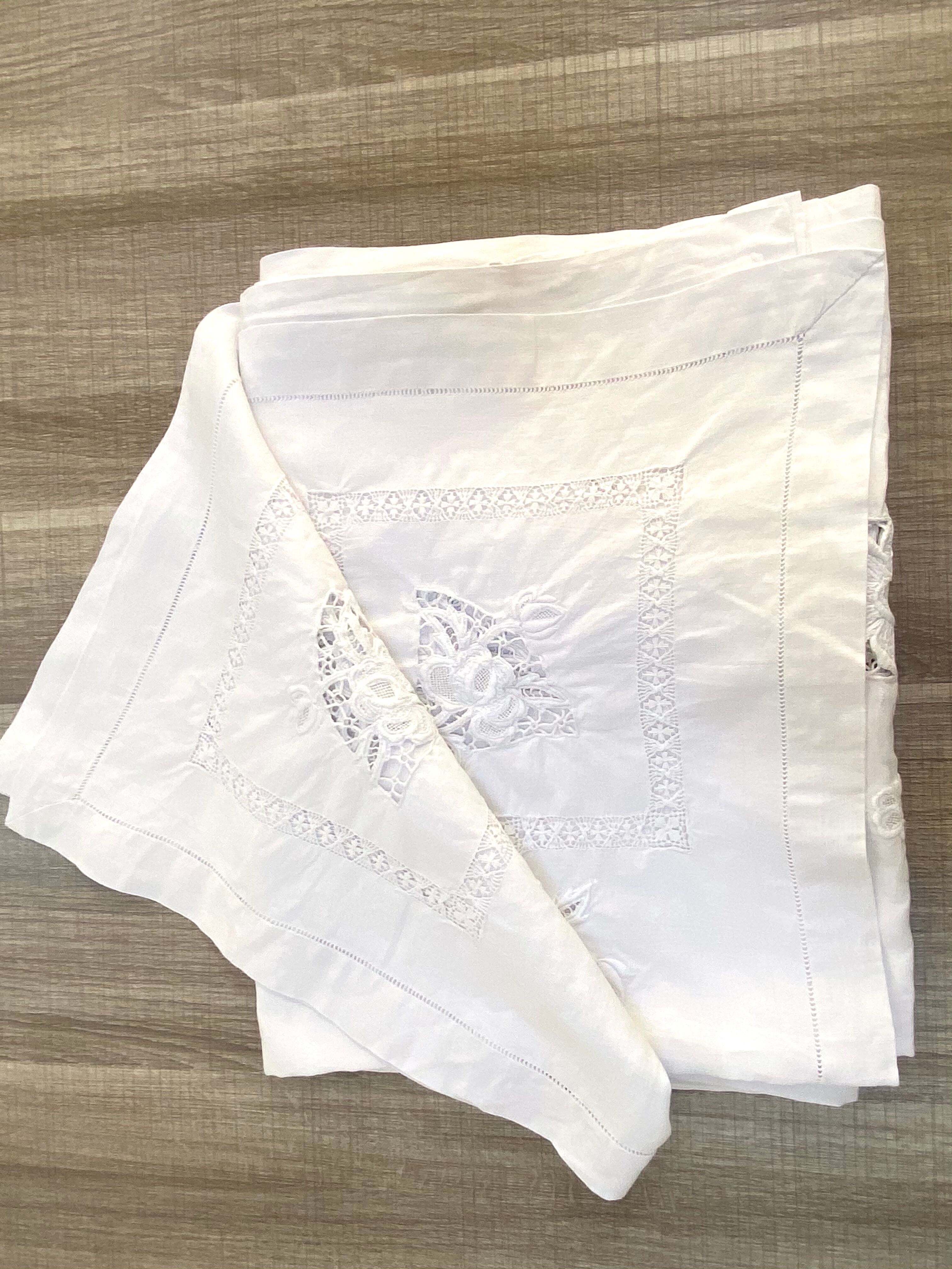 Rectangular tablecloth embroidered 285 x 185 cm