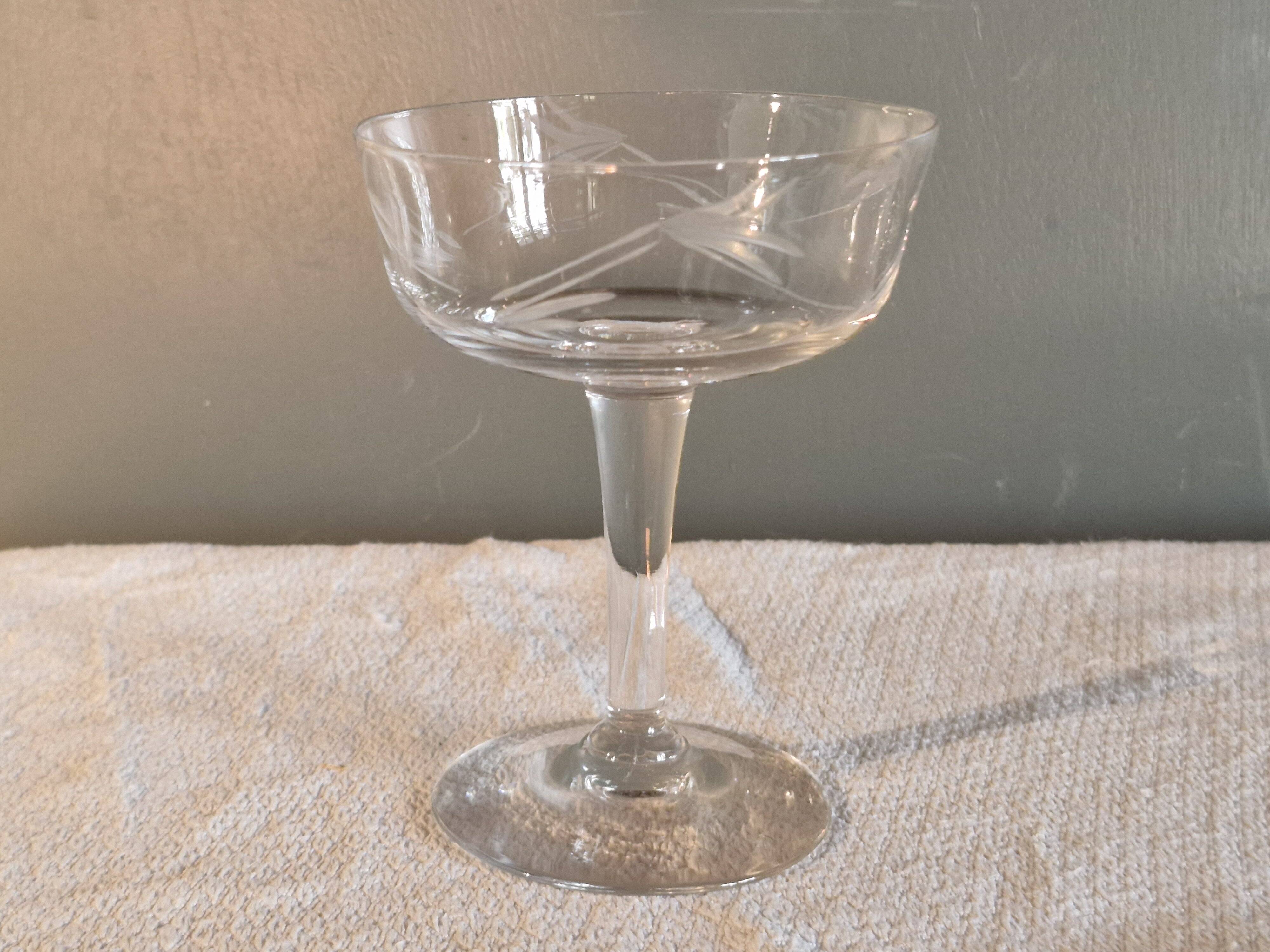 9 champagne coupes in glass, beautiful model from the 1940s.
