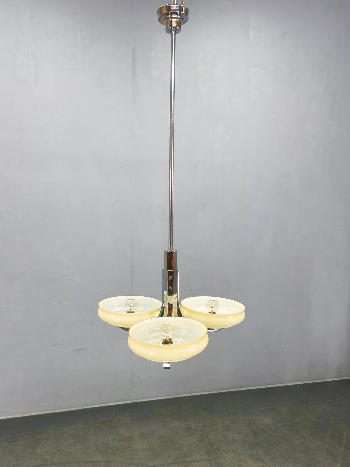 Chandelier Art Déco avec abat-jours en verre champagne, Tchécoslovaquie années 1930