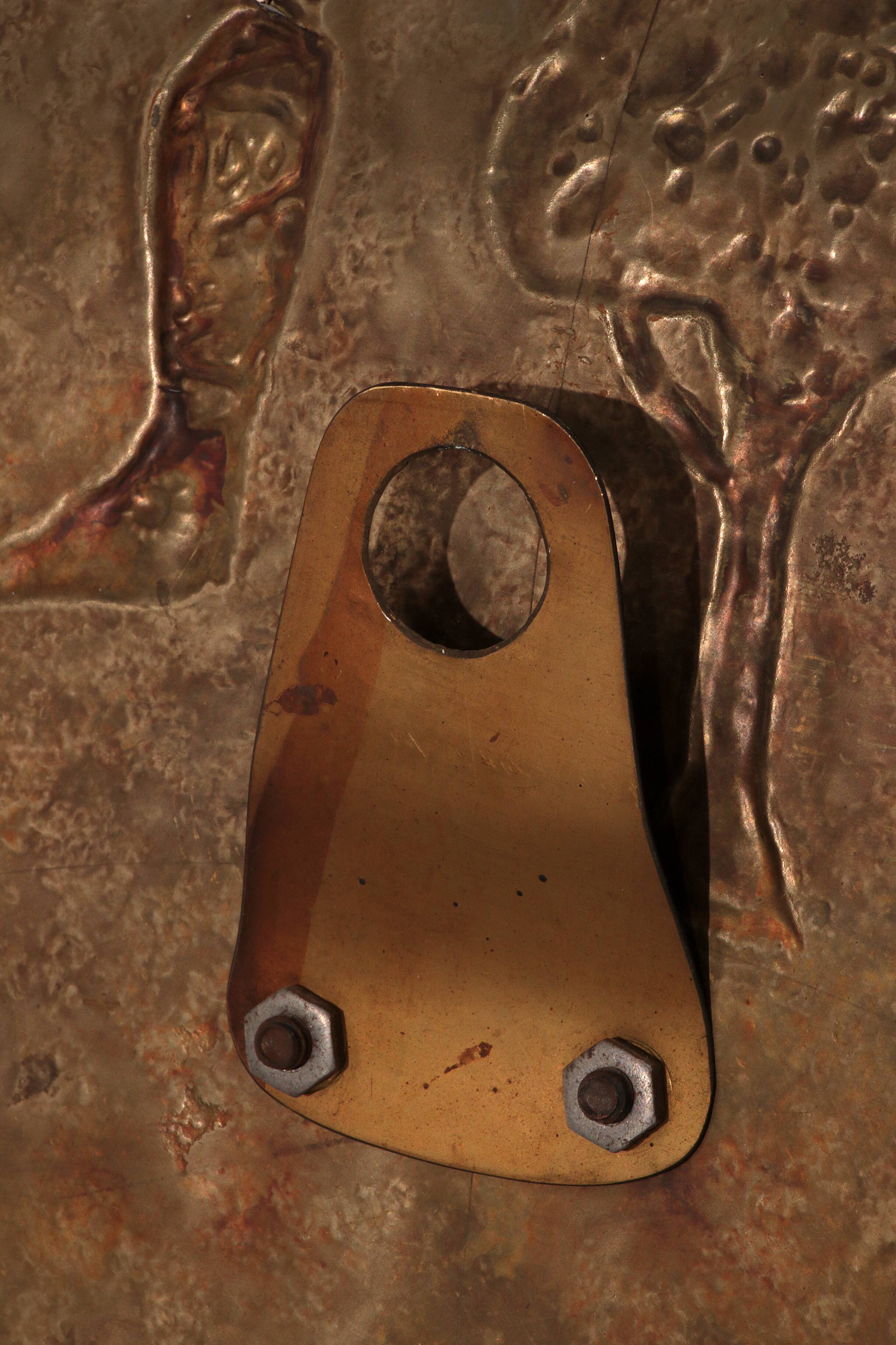 Miroir sculptural en cuivre martelé attribué à Angelo Bragalini