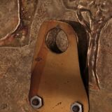 Miroir sculptural en cuivre martelé attribué à Angelo Bragalini