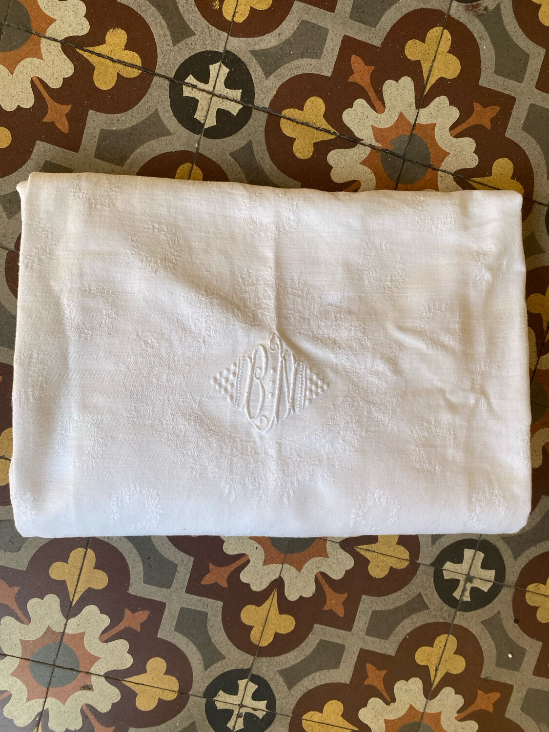 White cotton and linen tablecloth with central monogram from the 1960s.