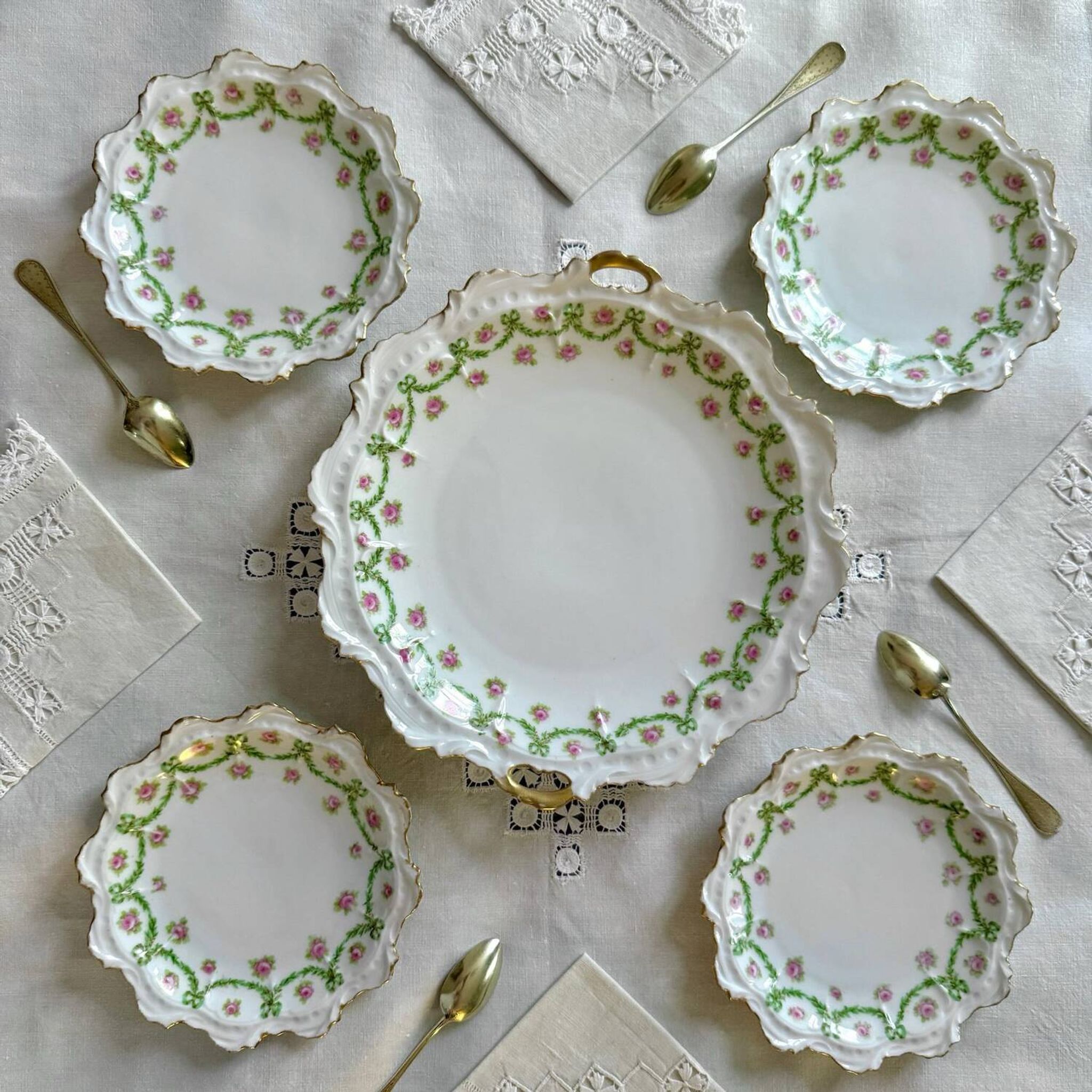Plat à Gâteau et Assiettes à dessert Limoges | Rubans, Nœuds et Roses