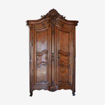 Curved cabinet