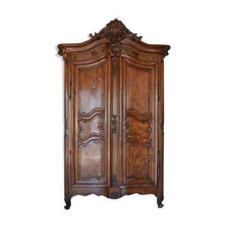 Curved cabinet