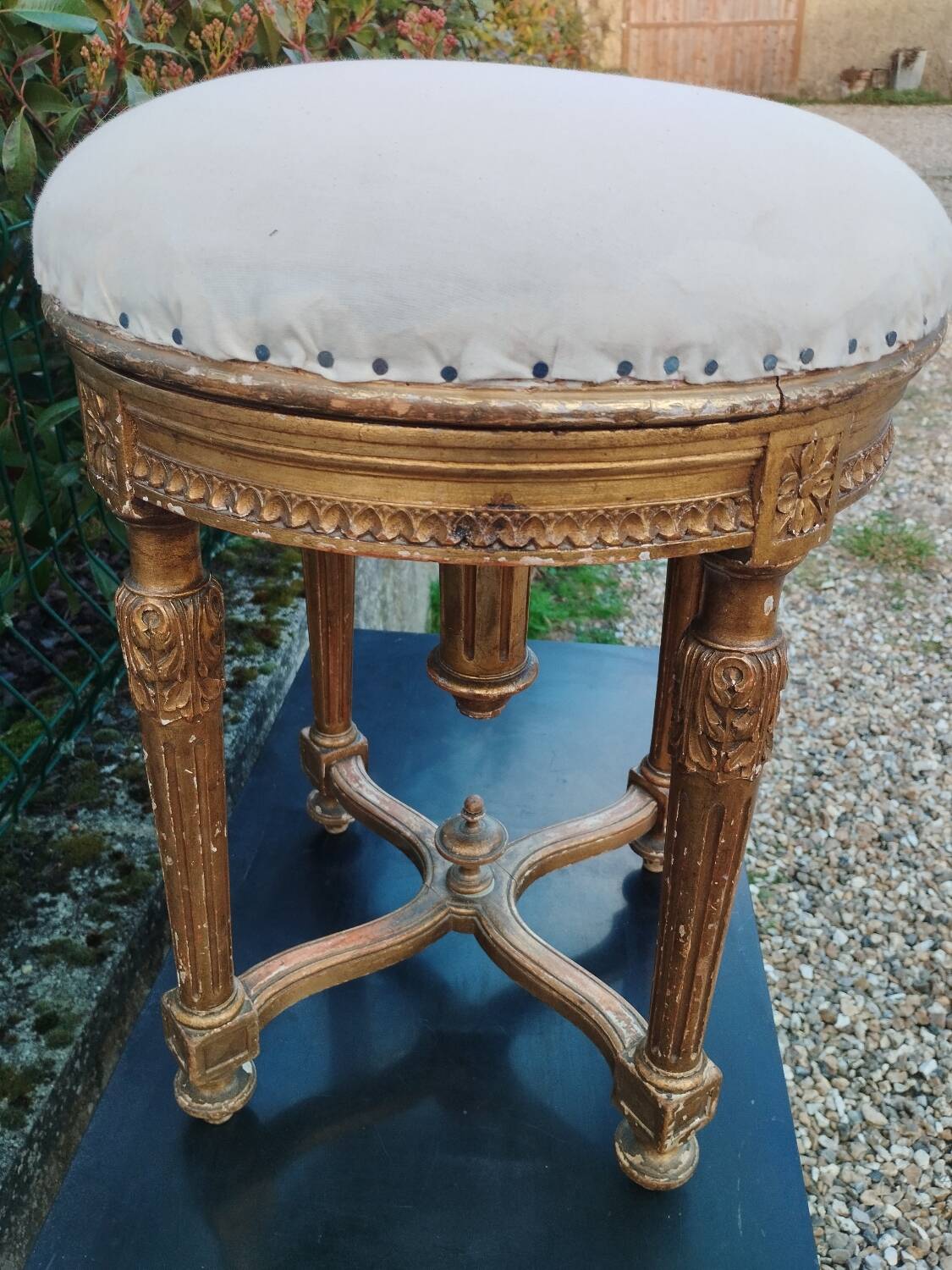 Antique piano stool in gilded wood, Louis XVI style.