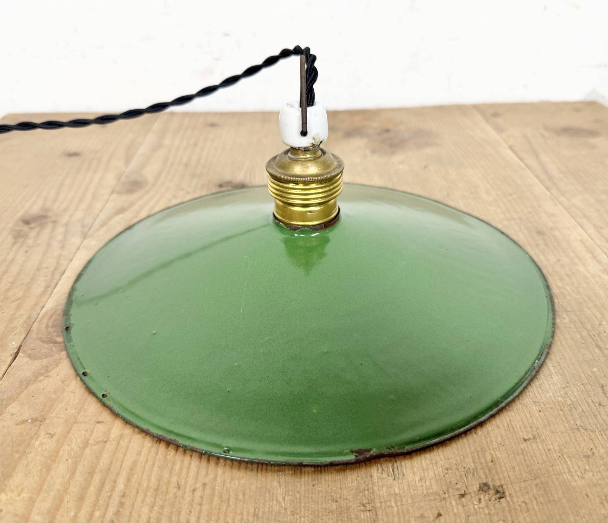 Lampe industrielle en émail vert, années 1930