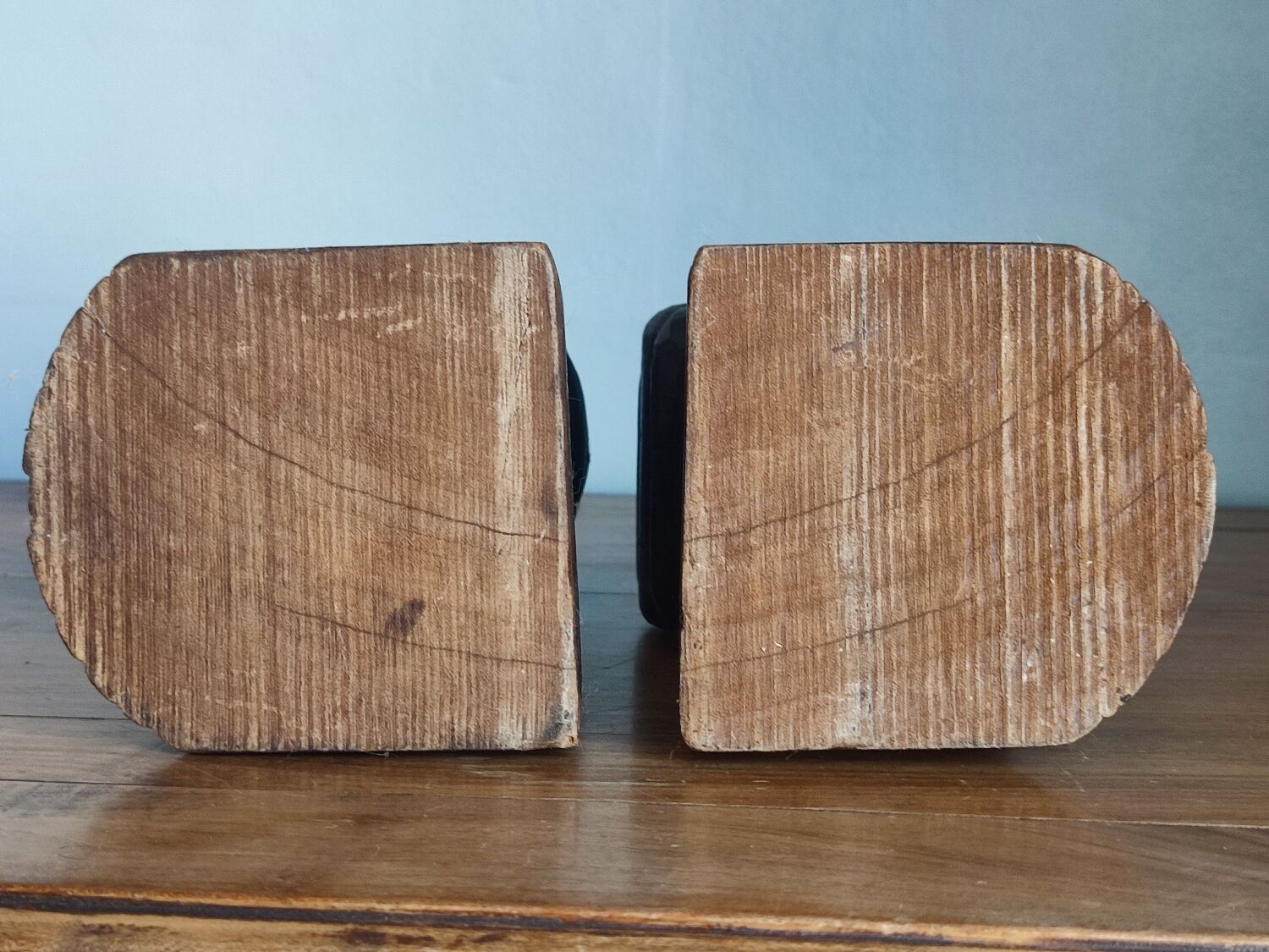 Serre livre en bois sculpté vintage