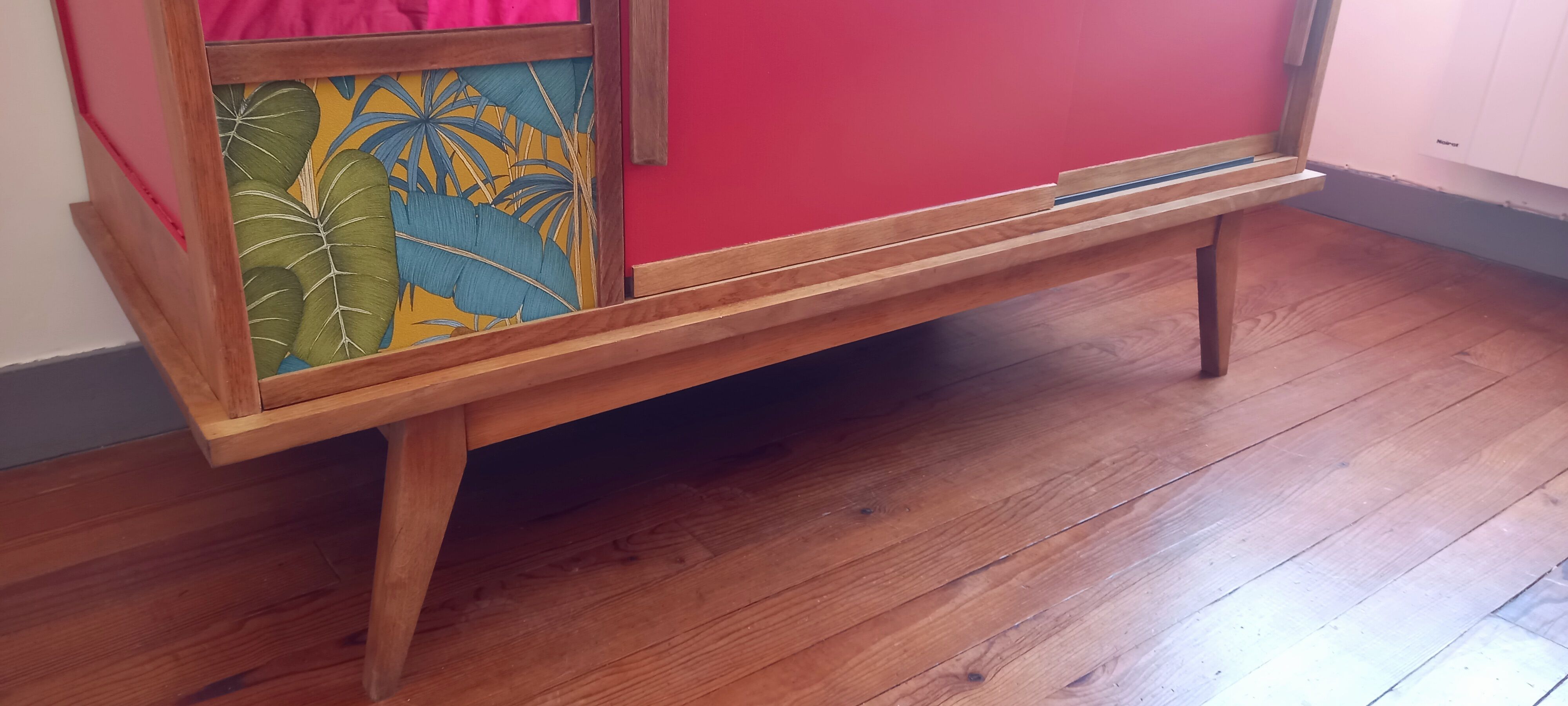 Armoire pieds compas relookée