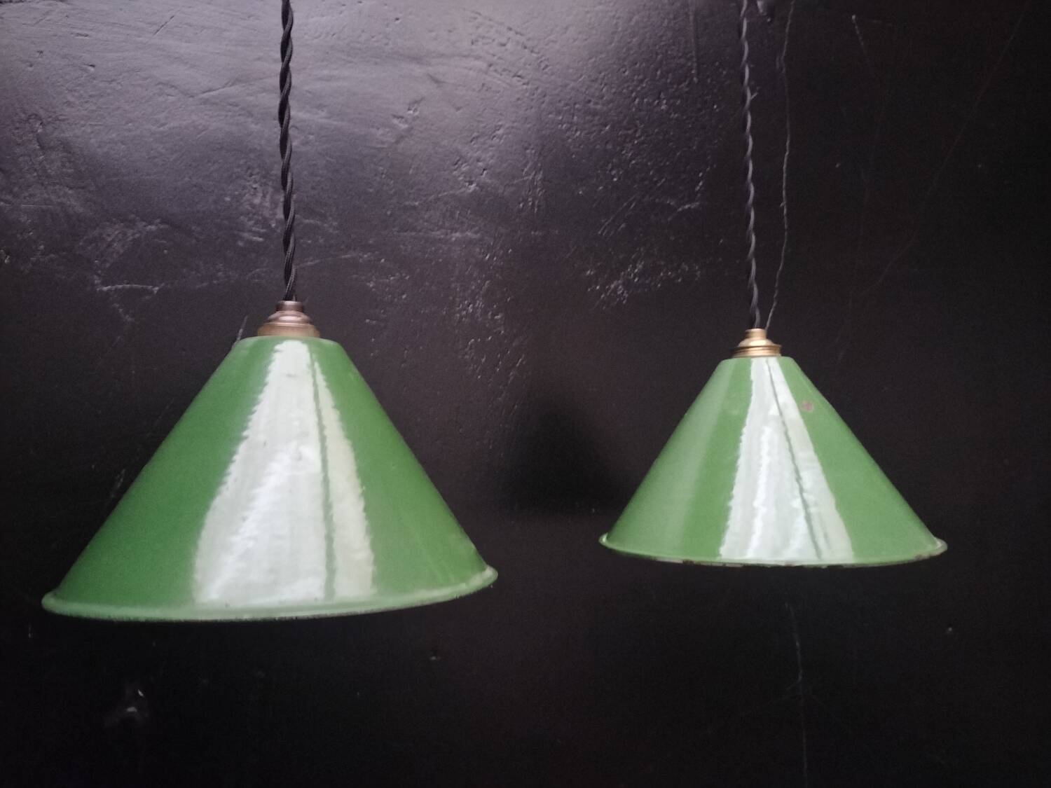 2 suspensions with enamelled sheet metal cones