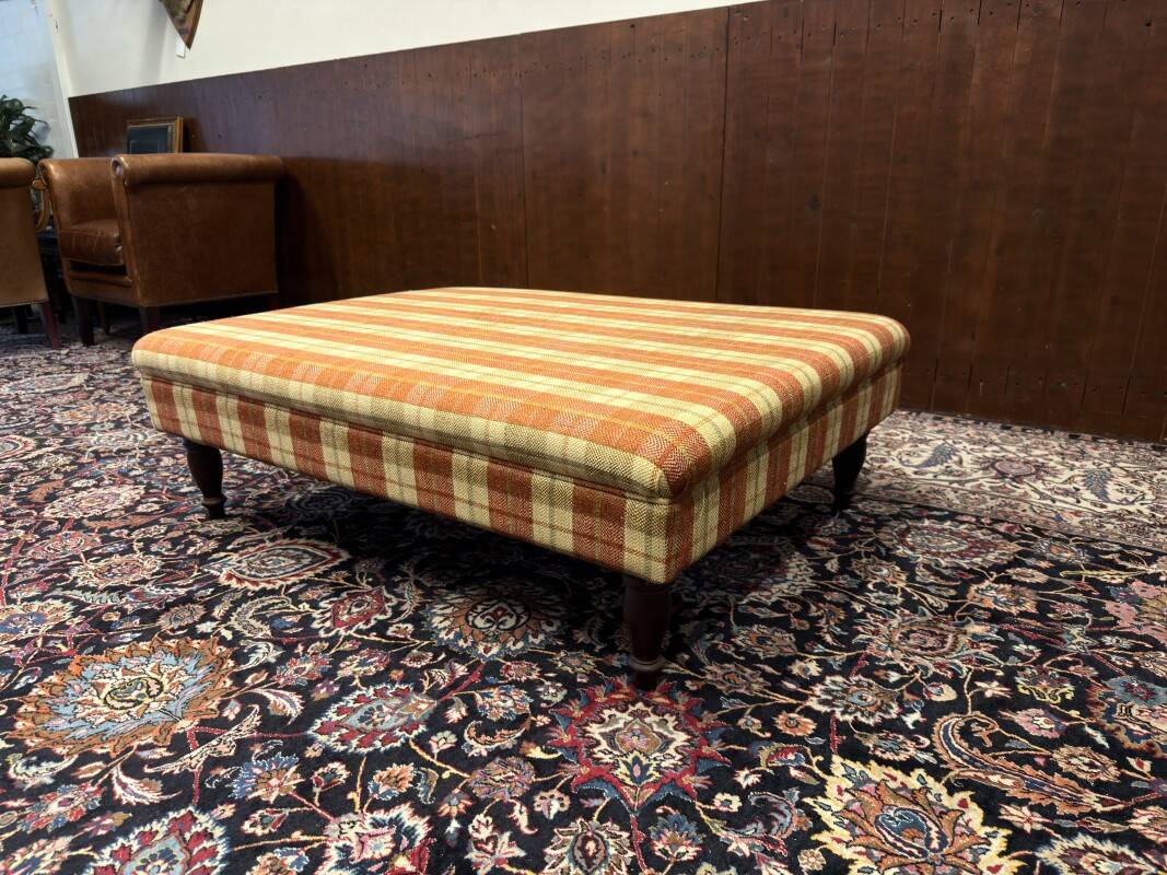Grand pouf de table basse rembourré en anglais