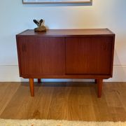 Petit buffet scandinave vintage en teck "Lauge"
