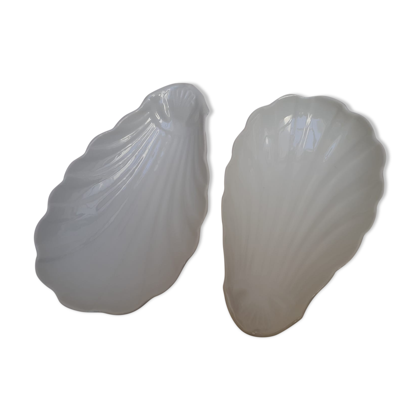 Pair of porcelain shell ravines