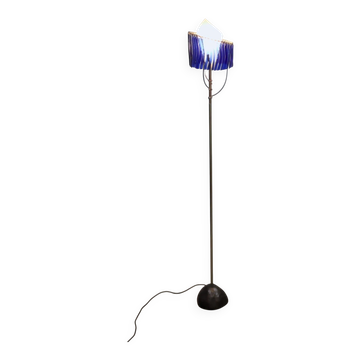 Lampe de sol en verre bleu et laiton postmoderne des années 1980 par Toni Cordero pour Artemide