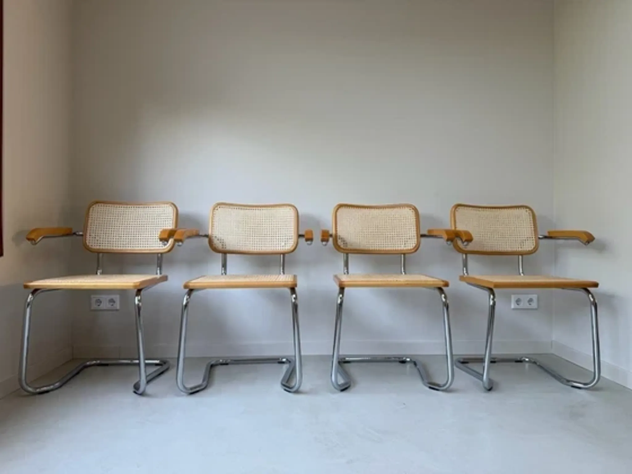 Quatre chaises Cesca vintage