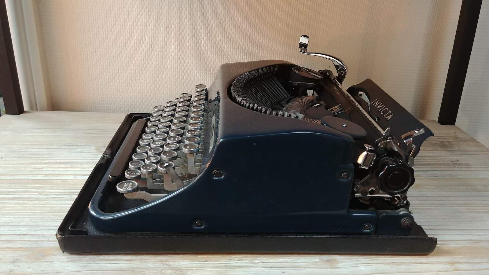 Invicta MP1 Olivetti typewriter