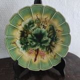 French majolica plate - Slip - XIX th - Pattern Raisin, vine - Sarreguemines