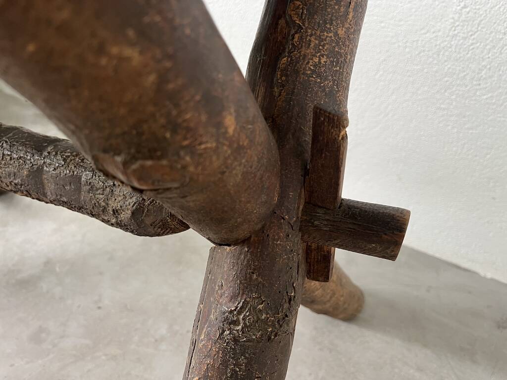 Bureau en noyer massif, art populaire, Savoie, vers 1900