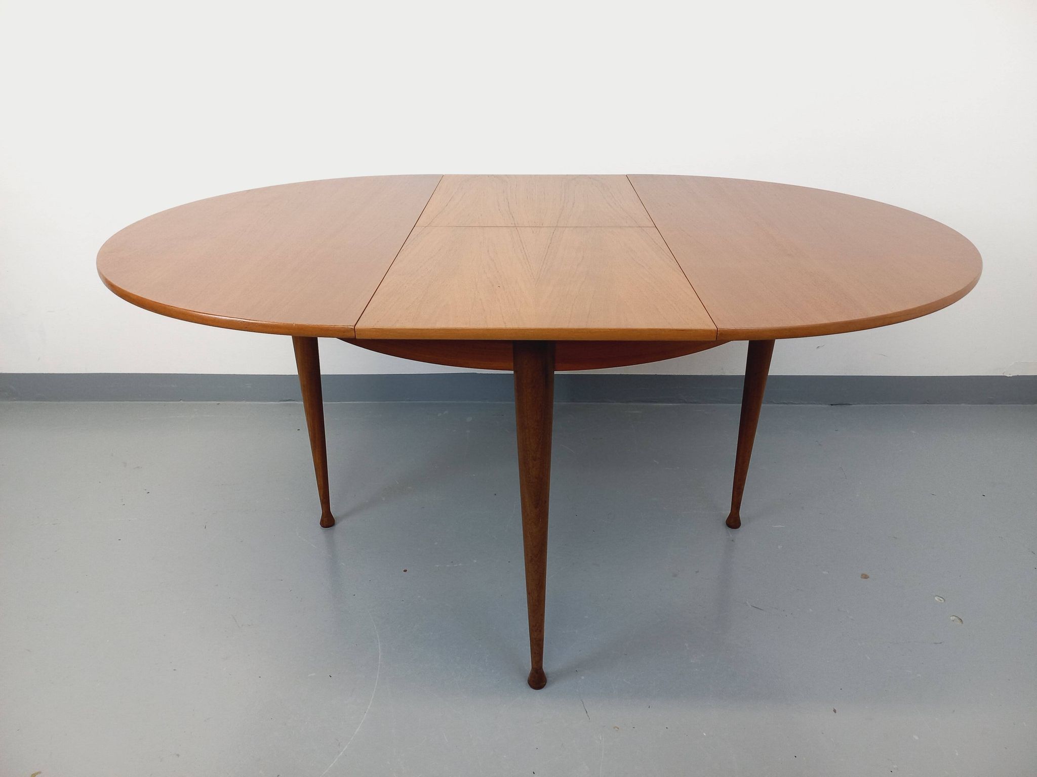 Round dining table in vintage Scandinavian style from the 50s and 60s in teak.
