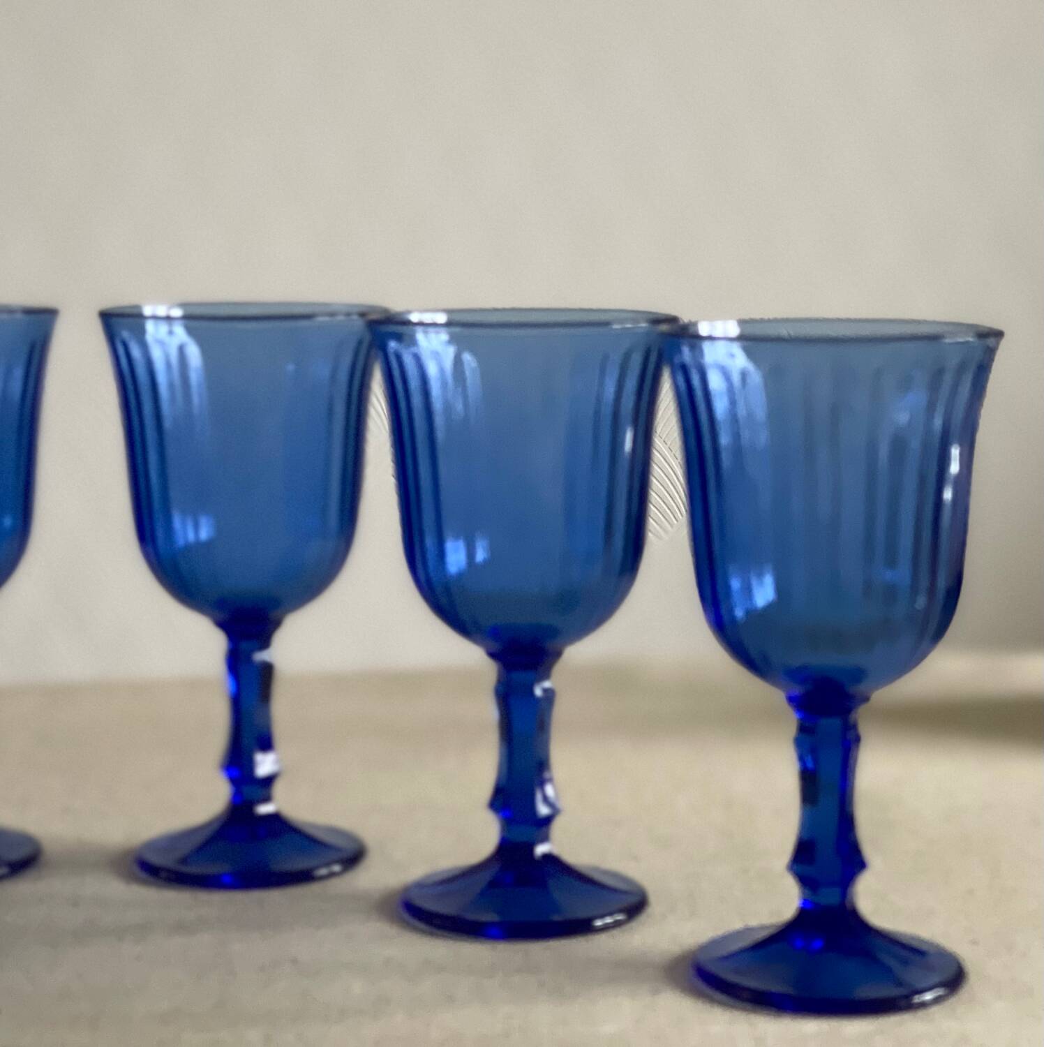 6 verres sur pieds , vintage 1980.