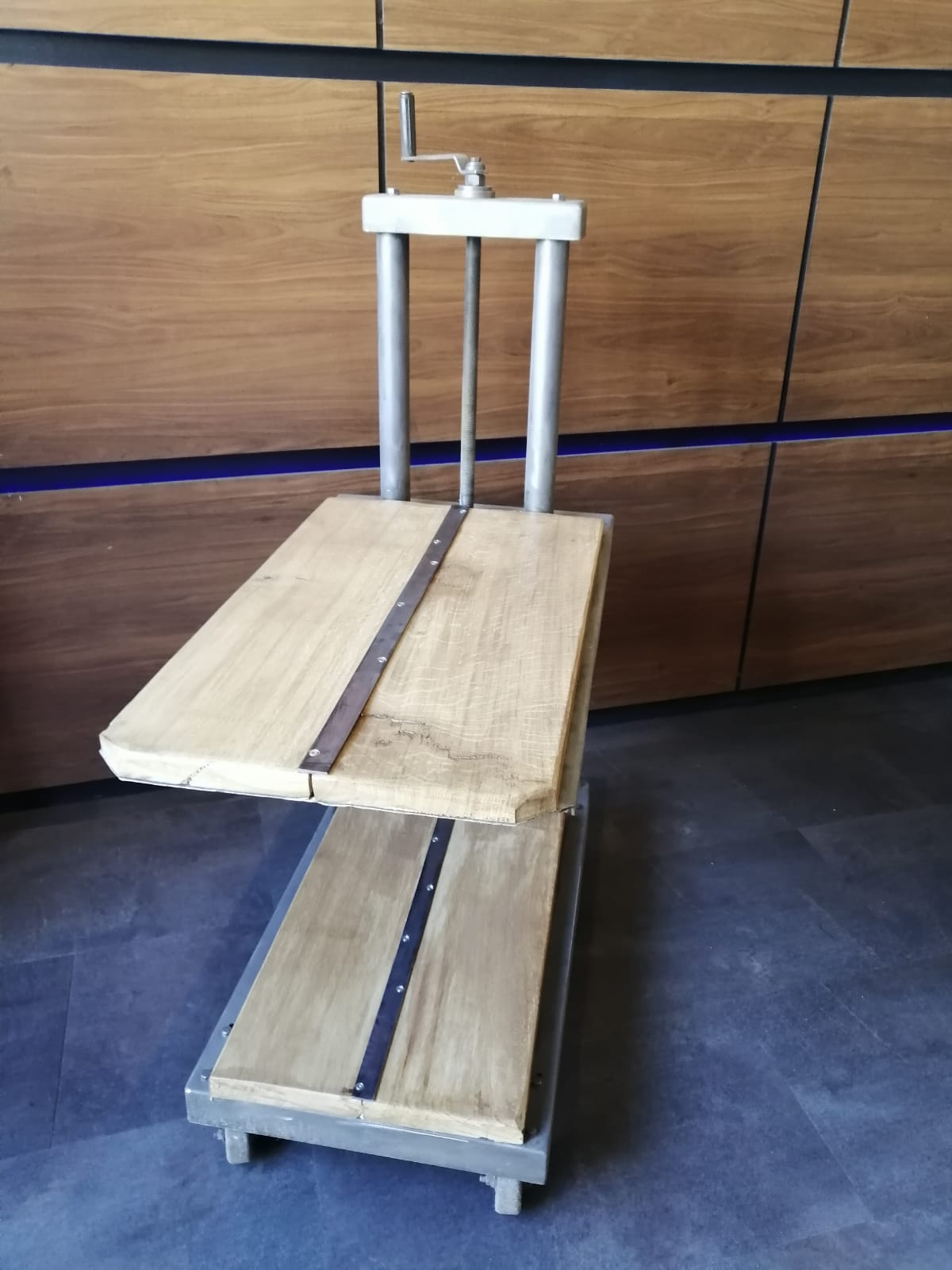 Industrial lift table