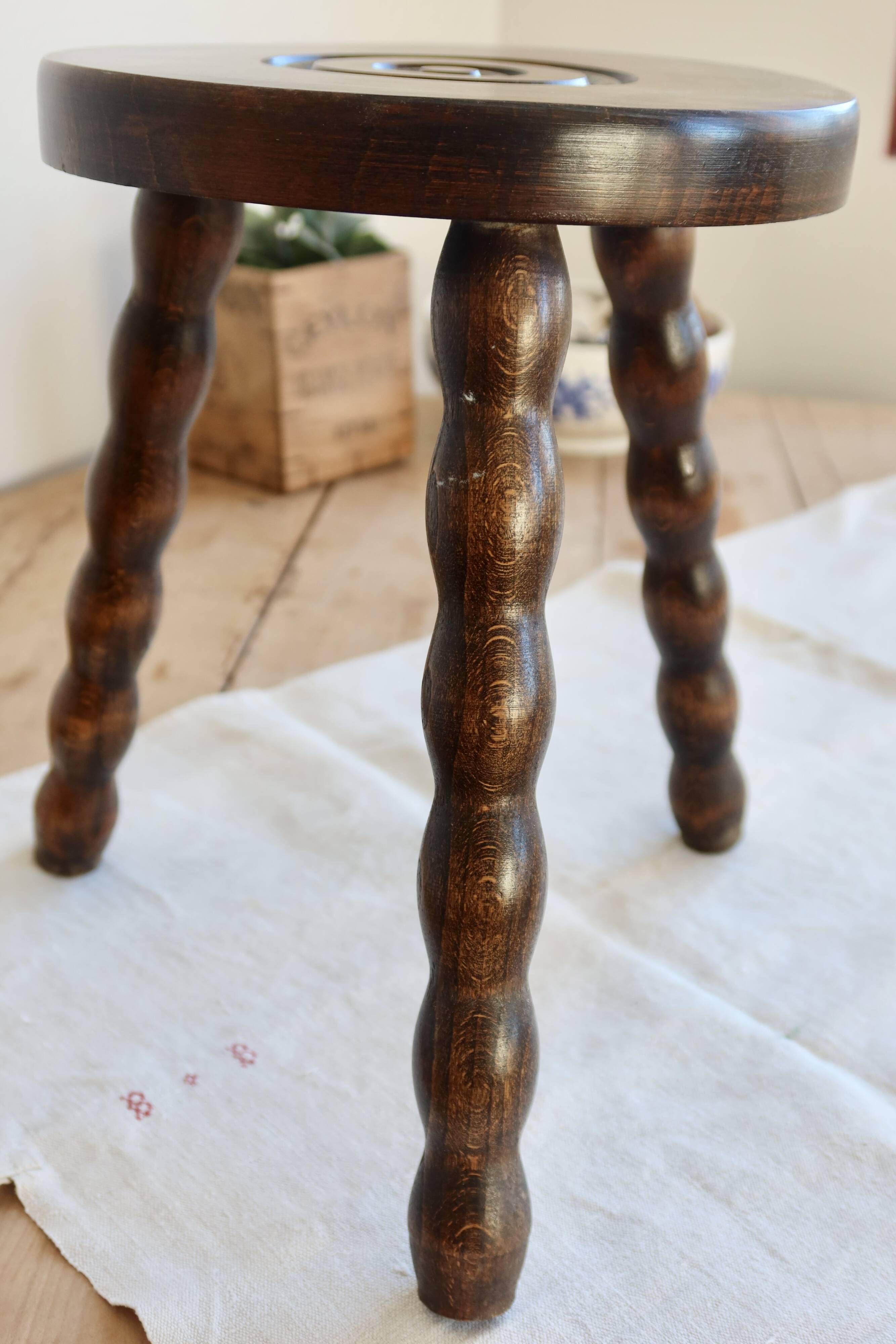 Antique wooden tripod milking stool - Turned legs
